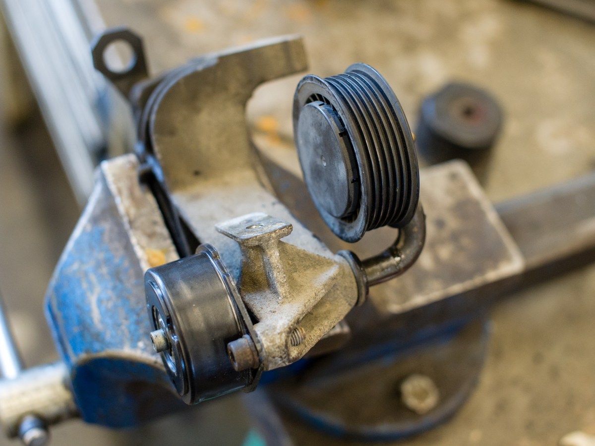 Moniurahihnan kiristimen jousielementin vaihto